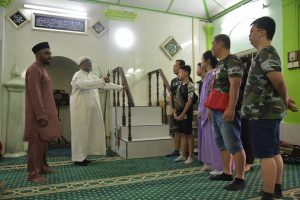 Read more about the article MOSQUE OPENS DOORS TO TOURISTS